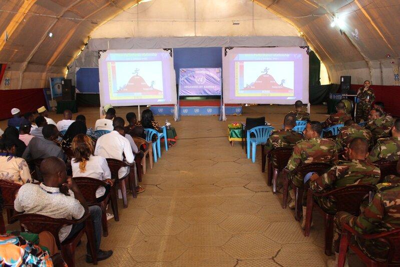Un groupe assiste à une présentation.